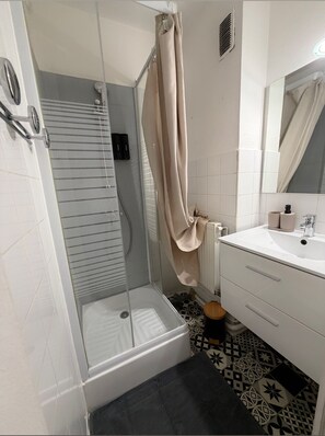 Bathroom - Vrbo Property (Valence)