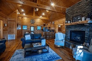 Living area - Four matching bedrooms with amazing Views (Broken Bow)