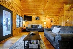 Smart TV, fireplace - Amazing Views, 4 Bedrooms, Hot Tub (Broken Bow)