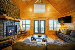 Smart TV, fireplace - Amazing Views, 4 Bedrooms, Hot Tub (Broken Bow)