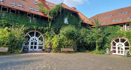 Living in the manor: Historic vacation apartment "Mathilde of England"