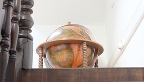 Un escalier en bois avec un globe sur la plateforme.