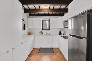 Refrigerador, microondas, cafetera y tetera y tetera eléctrica