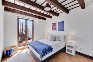 2 habitaciones, tabla de planchar con plancha y ropa de cama