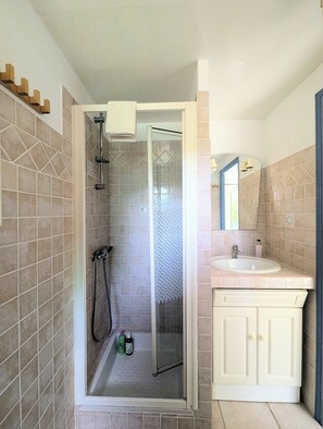Shower, towels, soap, toilet paper - Studio in Cavalière, close to the beach (Le Lavandou)