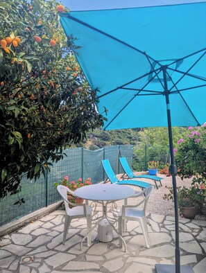 Outdoor dining - Studio in Cavalière, close to the beach (Le Lavandou)