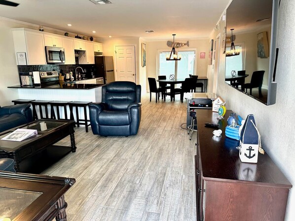 Interior - Spacious 4BR Retreat Pool, Spa, 2 Kitchens, Walk to Beach, Sleeps 12 (Fort Myers Beach)