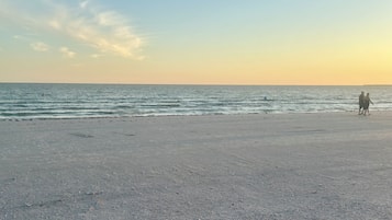 Liegestühle, Strandtücher