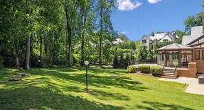 Exterior - Luxurious 10-Bed Retreat in the Heart of McLean (McLean)