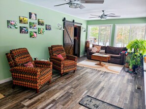 Smart TV, DVD player, books, stereo