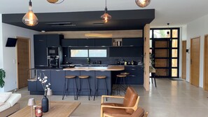 Fridge, microwave, oven, stovetop - Modern villa 10 minutes from the beach (Grimaud)
