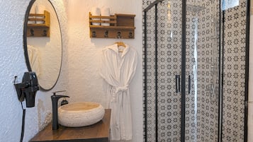 Deluxe Room, 1 Bedroom, Patio | Bathroom
