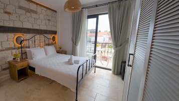 Deluxe Room, 1 Bedroom, Balcony, Pool View