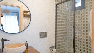 Deluxe Room, 1 Bedroom, City View | Bathroom