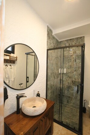 Shower, hair dryer, towels, soap - Thera Alaçatı Otel (Cesme)