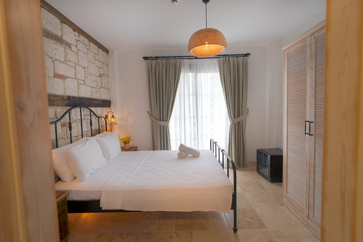 Deluxe Room, 1 Bedroom, Balcony, Pool View