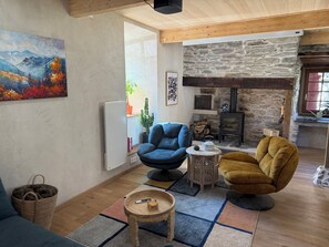 Living area - L'Âtre de Pierre - Sauna & 360° Pyrenees view (Estaing)