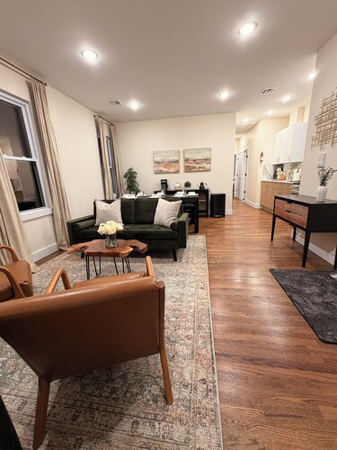 Family friendly near NYC and  Metlife 20 mins to PATH. 2 kings