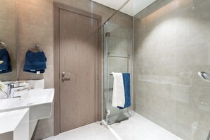 Hair dryer, bidet, towels, soap - Urban Haven l Pool, Gym & Spectacular View (Dubai)
