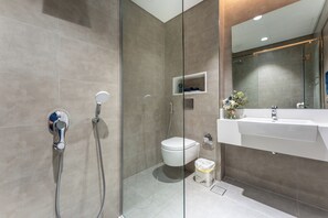 Asciugacapelli, bidet, asciugamani, sapone