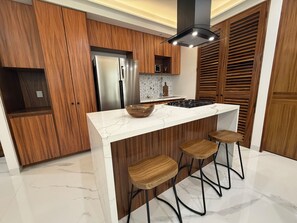 Geladeira, micro-ondas, fogão, cooktop