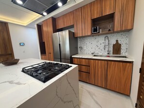 Frigorifero, microonde, forno, piano cottura