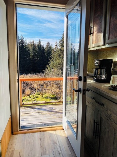 Artful, private Homer cabin: 1 BR, sleeps 4. Trails, forest, close to town/ocean