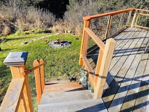 Property grounds - Artful and private cabin in Homer- 1 BR, close to town,  sleeps four (Homer)