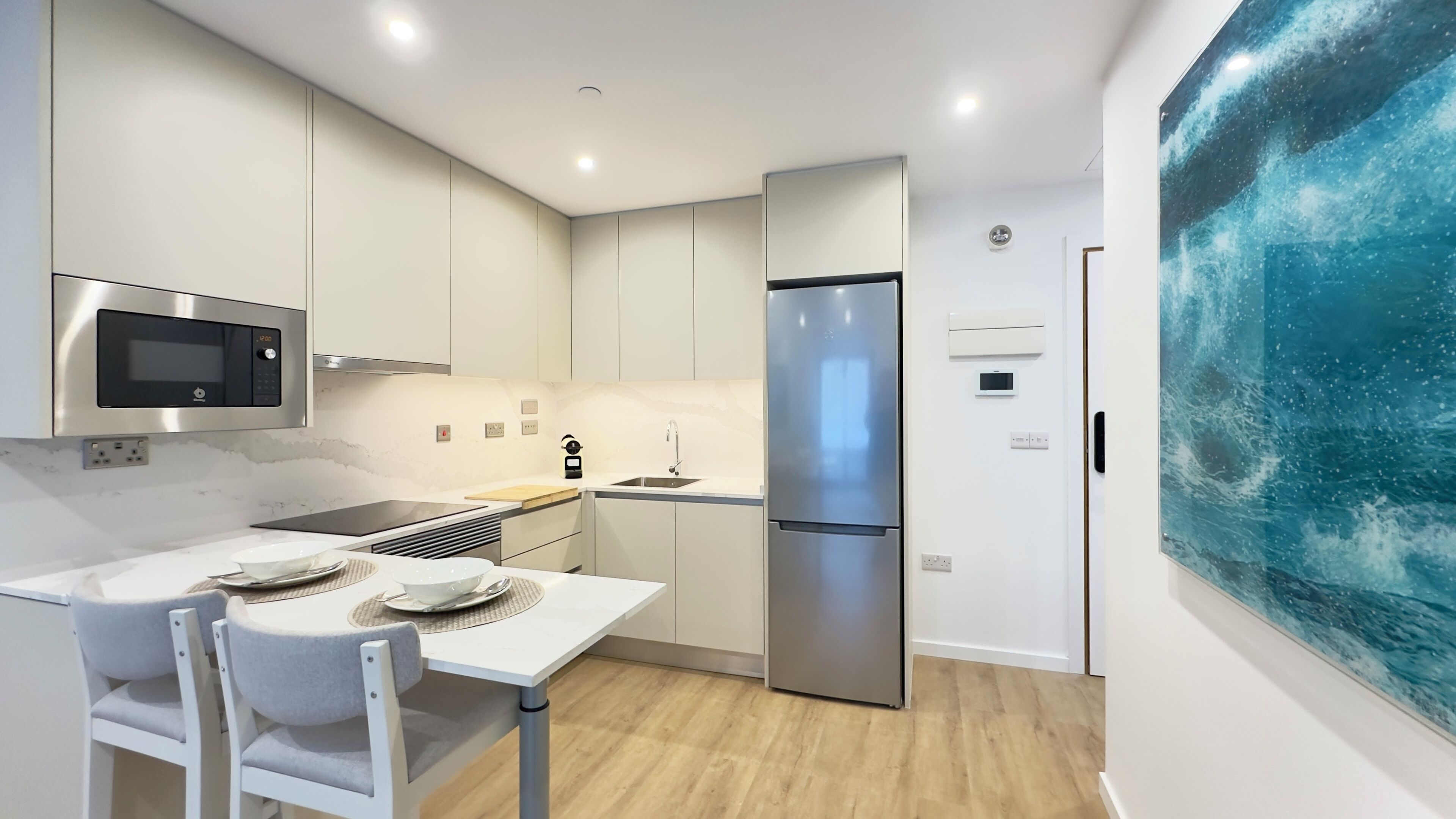 Lemari es besar, microwave, oven, dan kompor