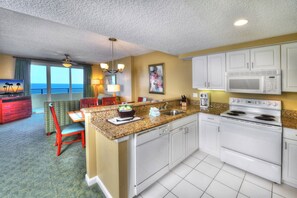 Private kitchen - NCAA - Walk to Daytona Beach Bandshell - Ocean Walk - 1 BD (Daytona Beach)
