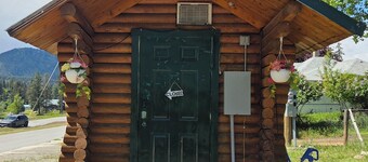 Charming cabin in tranquil and quaint  Thompson Falls MT 
