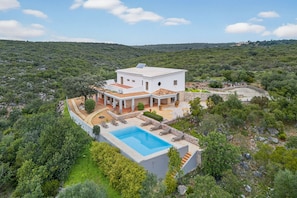 A modern villa with a swimming pool, surrounded by lush greenery and hills. - Villa Horizonte | 5 bedrooms | Panoramic view | São Brás de Alportel (São Brás de Alportel)