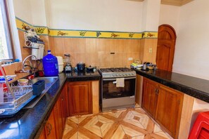 Maison Confort, 2 chambres, salle de bains privée, rez-de-chaussée | Cuisine privée