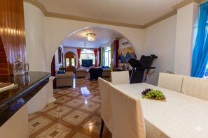 Maison Confort, 2 chambres, salle de bains privée, rez-de-chaussée | Restauration