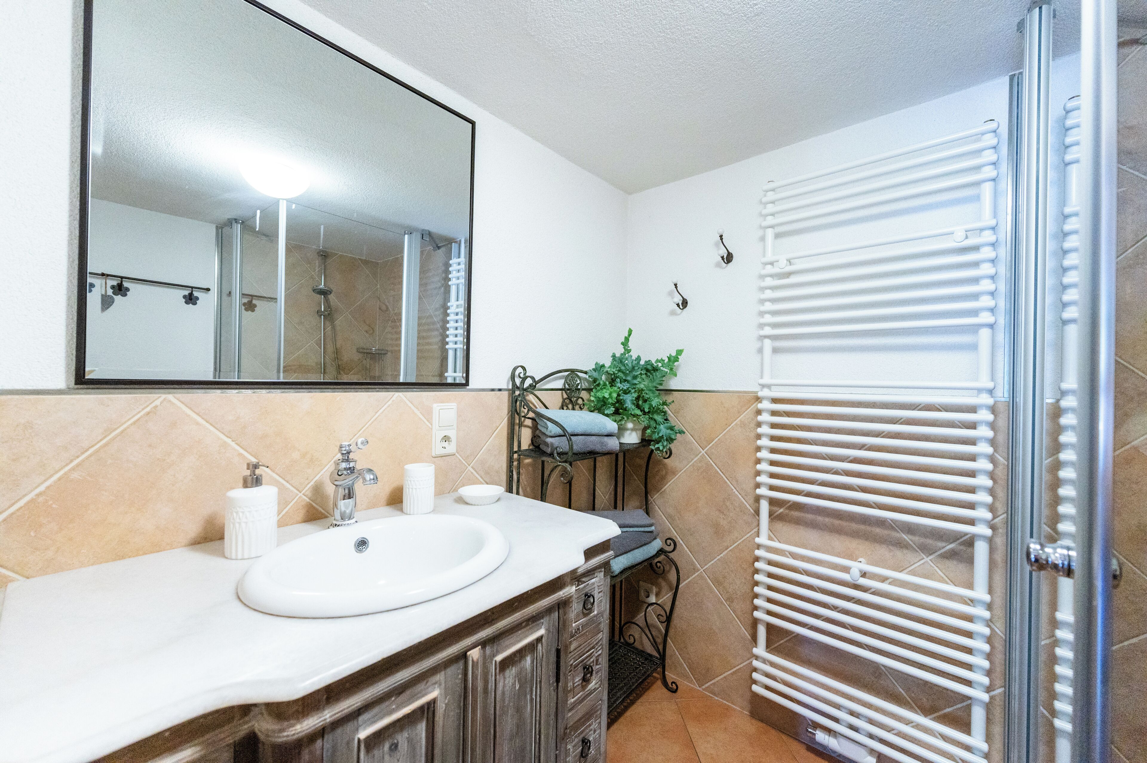 Een douche, een haardroger, handdoeken, zeep