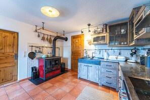 Private kitchen - Quiet natural apartment with log cabin in Johannishof (Oybin)