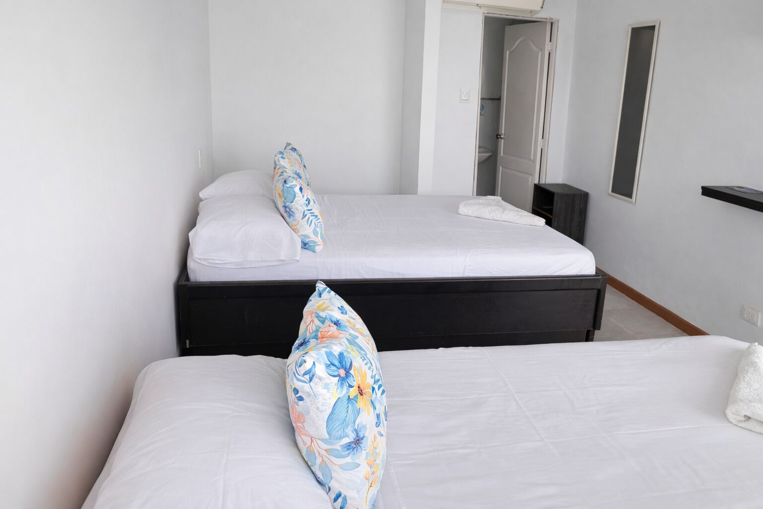 Chambre Triple, vue partielle sur la mer