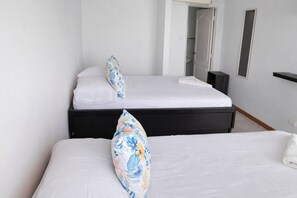 Habitación triple, vistas parciales al mar | Wifi gratis