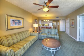 Living area - NCAA - Walk to Bandshell - Ocean Walk -1 BD (Daytona Beach)