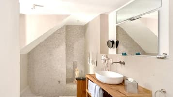 Luxury House, Sea View | Bathroom | Separate tub and shower, hair dryer, slippers, towels