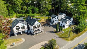 Un quartier résidentiel avec des maisons modernes, un parking et une route.