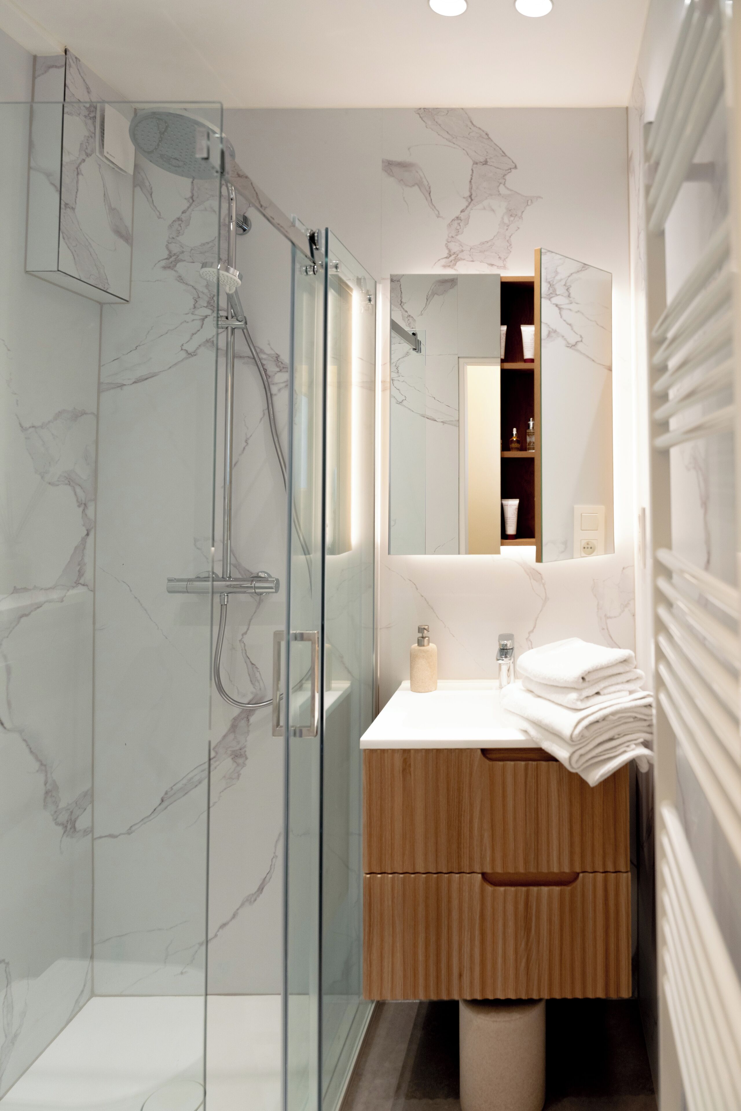 Sèche-cheveux, savon, papier toilette