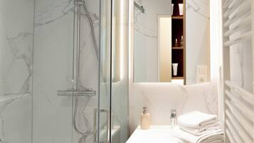 Sèche-cheveux, savon, papier toilette
