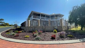 Exterior - Beach Haven – Spacious Coastal Retreat in Dalyellup (Dalyellup)
