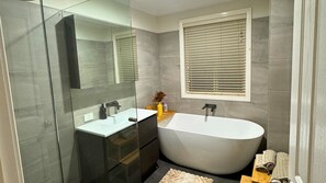 Douche, s èche-cheveux, serviettes fournies