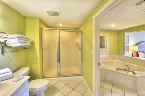 Hair dryer, towels, soap, toilet paper - NCAA - Walk to Bandshell - Ocean Walk - 1BD (Daytona Beach)