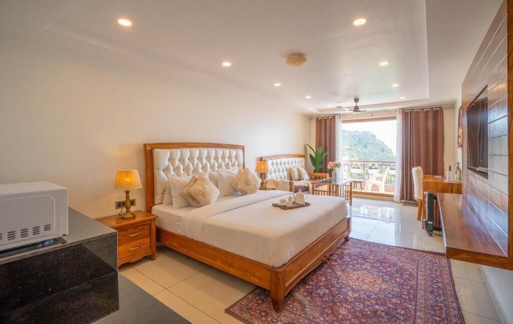 Luxury Suite, Balcony, Mountain View