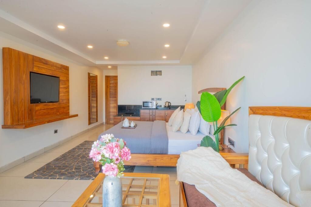Luxury Suite, Balcony, Mountain View | Premium bedding, laptop workspace, free WiFi
