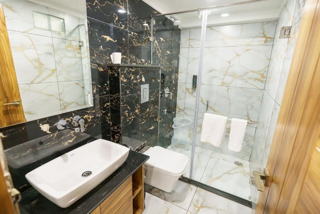 Suíte superluxo, sacada, vista para a montanha | Banheiro | Chuveiro, secador de cabelo, toalhas de banho, sabonete