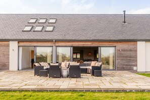Terrace/patio - Countryside Retreat with Outdoor Pool in Oxfordshire (Wootton)